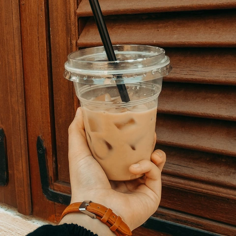 Menikmati secangkir kopi