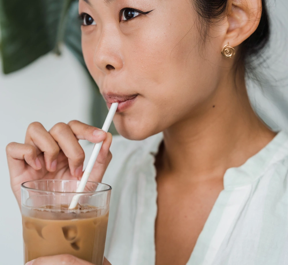 Seseorang menikmati minuman kopi pada foto referensi