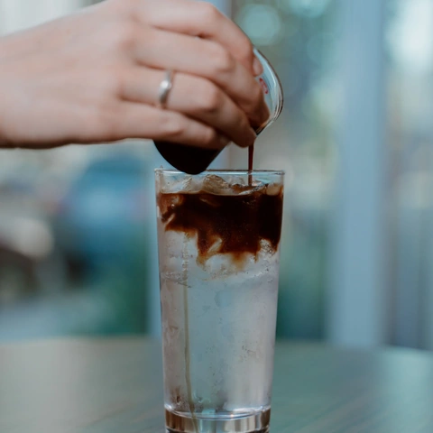 Menuangkan kopi